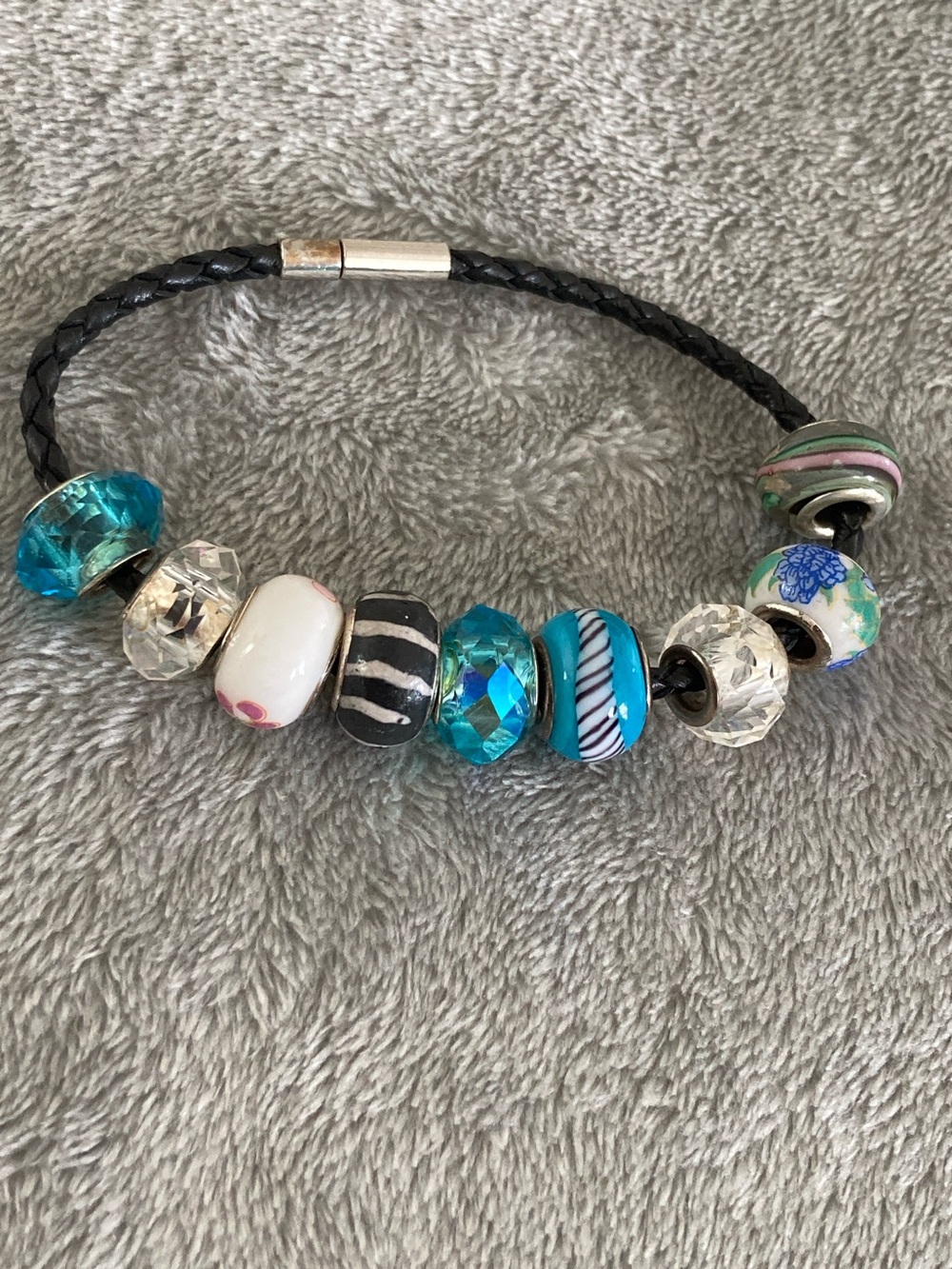 Large hole bead magnetic closure bracelet